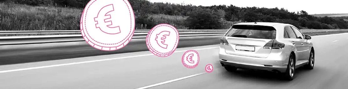 Auto fährt auf der Autobahn und Euromünzen dahinter