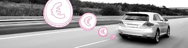 Auto fährt auf der Autobahn und Euromünzen dahinter