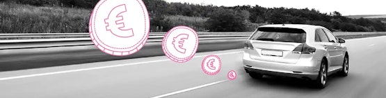 Auto fährt auf der Autobahn und Euromünzen dahinter