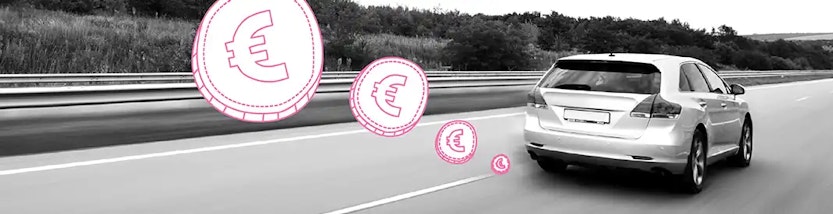Auto fährt auf der Autobahn und Euromünzen dahinter