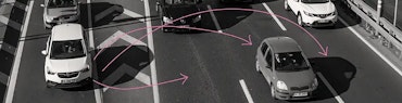 Autobahn mit mehreren Autos, die sich einordnen