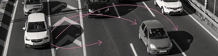 Autobahn mit mehreren Autos, die sich einordnen