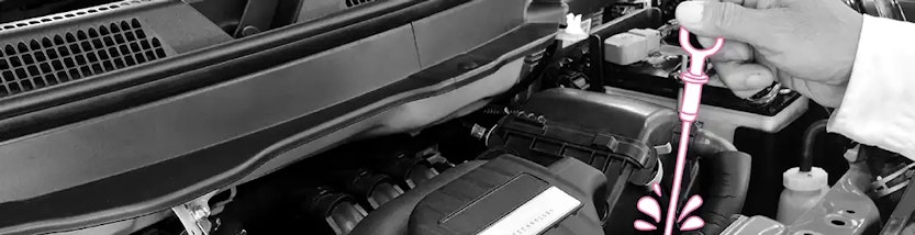 Nahaufnahme einer offenen Motorhaube, wo der Ölstand gemessen wird.