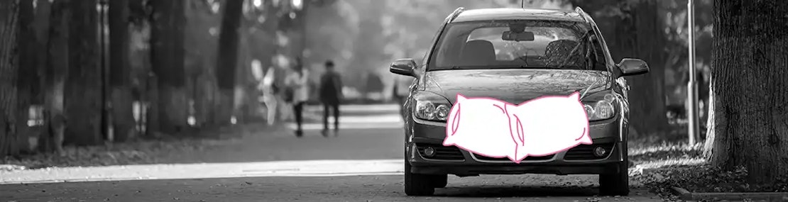 Auto auf Landstraße mit Airbag