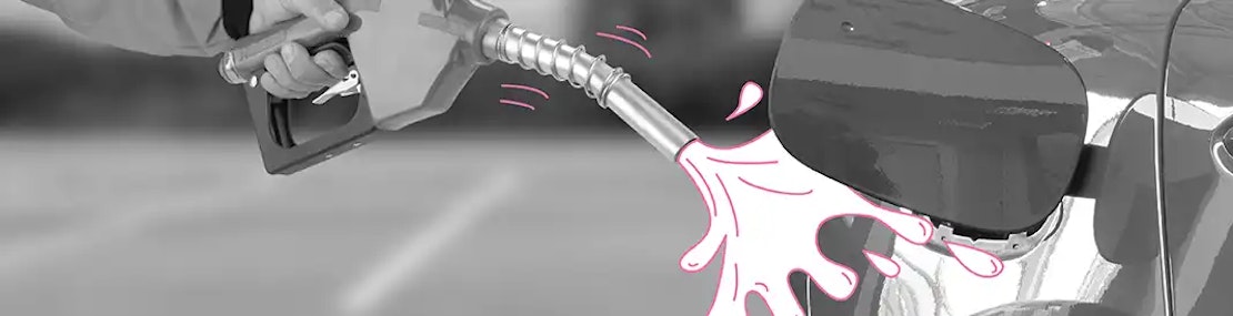 Autofahrer betankt sein Fahrzeug an einer Tankstelle
