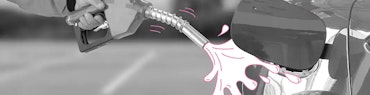 Autofahrer betankt sein Fahrzeug an einer Tankstelle
