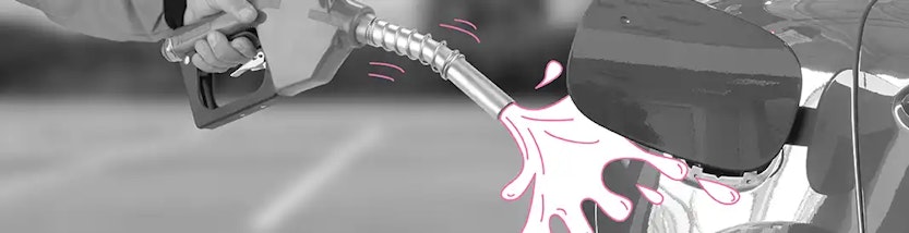 Autofahrer betankt sein Fahrzeug an einer Tankstelle