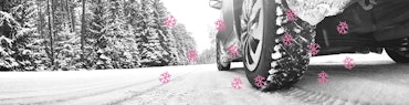 Nahaufnahme eines Winterreifens auf schneebedeckter Straße – Vorteile von Winterreifen