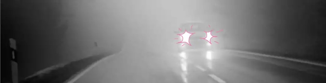 Auto fährt im Herbst bei Nebel auf der nebeligen Straße