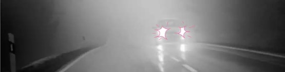 Auto fährt im Herbst bei Nebel auf der nebeligen Straße