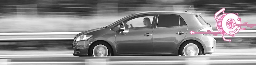 Elektroauto auf Fahrbahn