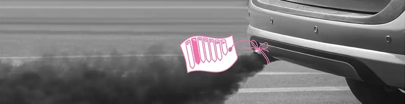 Nahaufnahme Autoauspuff mit Schild für Energieeffizienzklasse