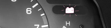 Nahaufnahme Board Computer mit Anzeige der Autobatterie