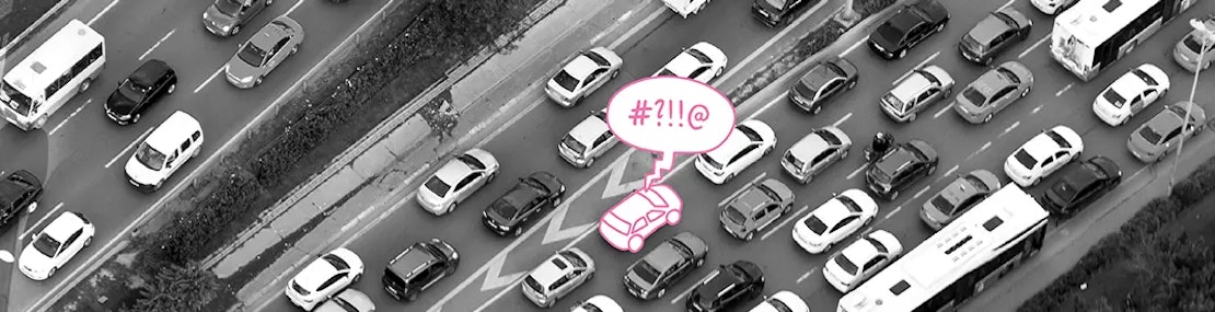 Ansicht einer Autobahn von oben mit viel Verkehr