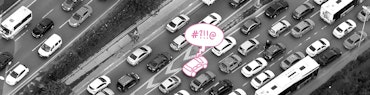 Ansicht einer Autobahn von oben mit viel Verkehr