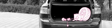 Auto mit den 6 wichtigsten Gegenständen im Kofferraum