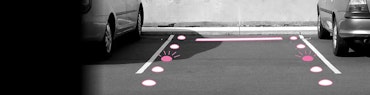 Parklücke zwischen zwei Autos