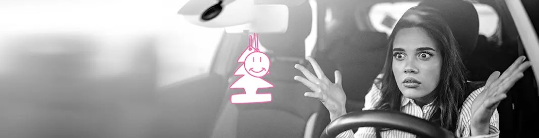 Frau sitzt genervt vom Straßenverkehr hinterm Steuer