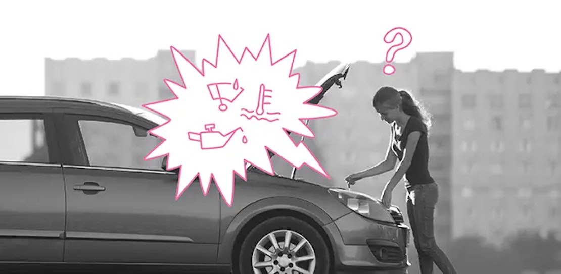 Frau steht vor Motorhaube