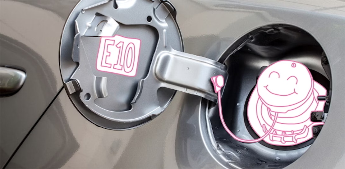 Ein offener Tankdeckel mit dem Hinweis E10  auf der Klappe.