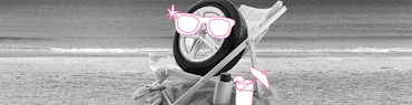 Sommerreifen liegt auf einer Liege am Strand mit Sonnenbrille und Cocktail