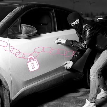 Maskierter Mann bricht in Auto ein