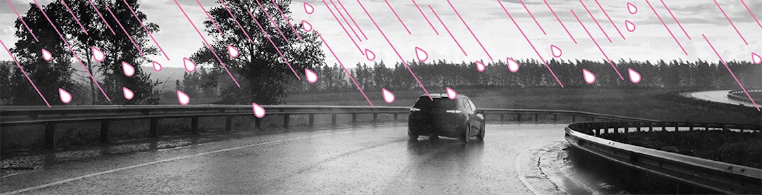 Auto bei starkem Regen auf nasse Straße.