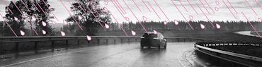 Auto bei starkem Regen auf nasse Straße.
