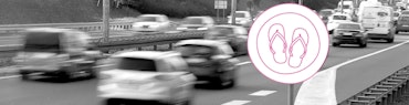 Illustriertes Verkehrsschild mit Flip-Flops an einer befahrenen Straße
