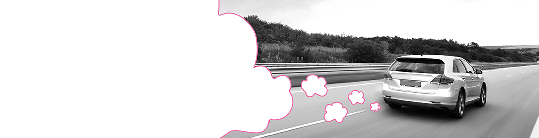 Wir erklären, was es bedeutet, wenn weißer, blauer oder schwarzer Rauch aus dem Auspuff Ihres Autos kommen. Und wie Sie handeln sollten. Auto auf der Autobahn mit weißem Rauch aus dem Auspuff – Hinweis auf möglichen Motorschaden.