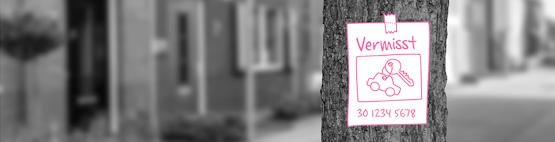 Zettel mit der Aufschrift ‚Schlüssel vermisst‘ ist an einem Baum befestigt