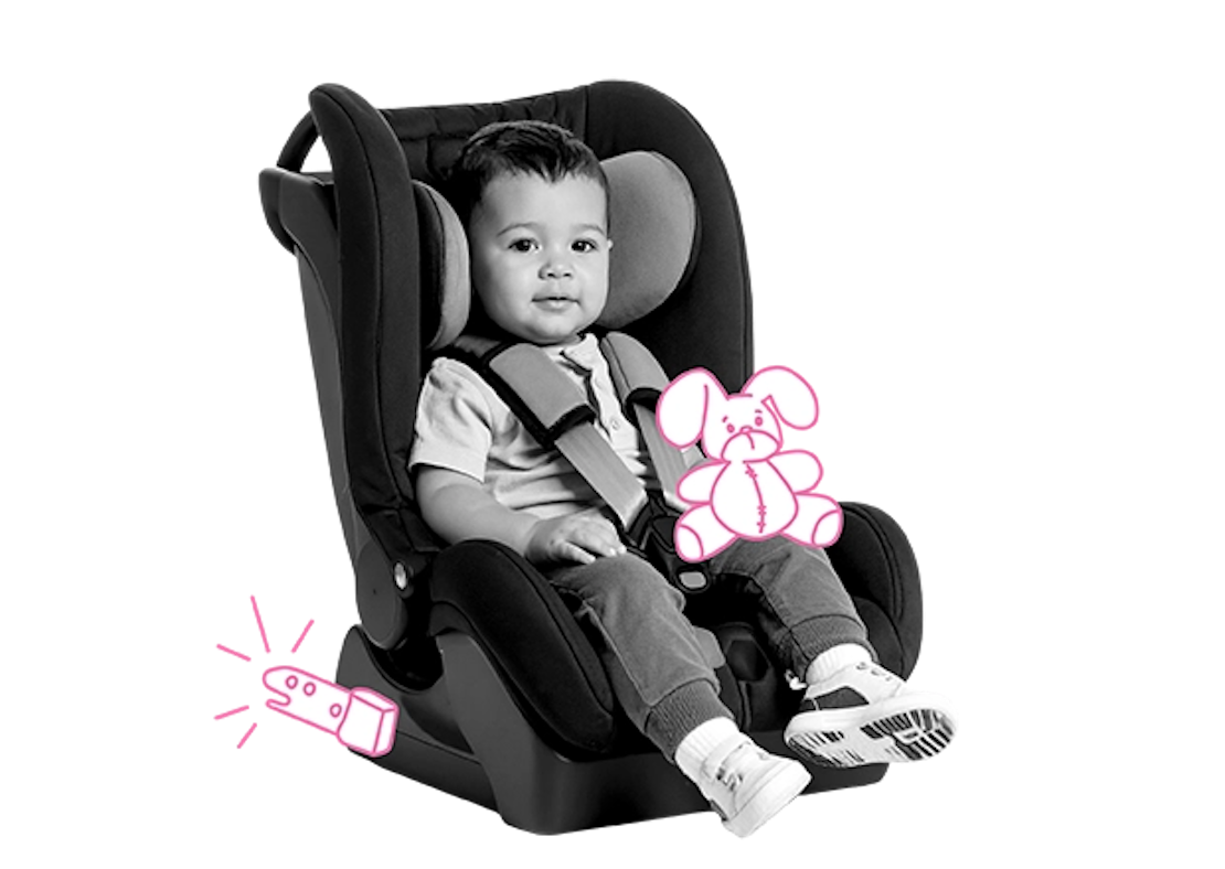 Ein Kind sitzt im Kindersitz, der mit Isofix im Auto befestigt ist