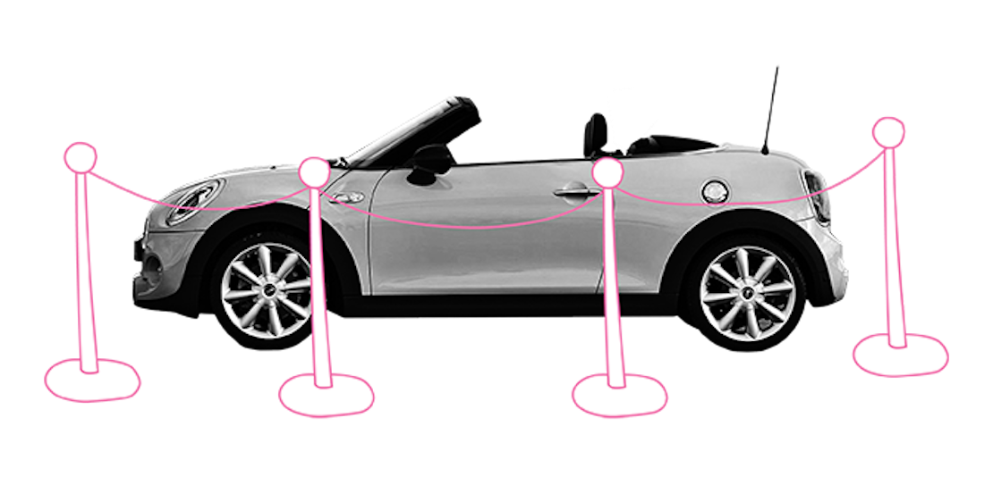 Ein Auto steht hinter einer Absperrung