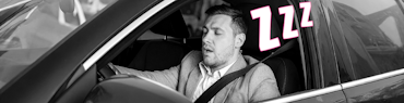 Autofahrer schläft beim Fahren ein.