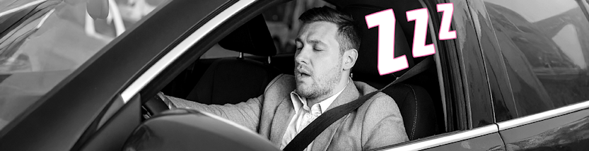 Autofahrer schläft beim Fahren ein.