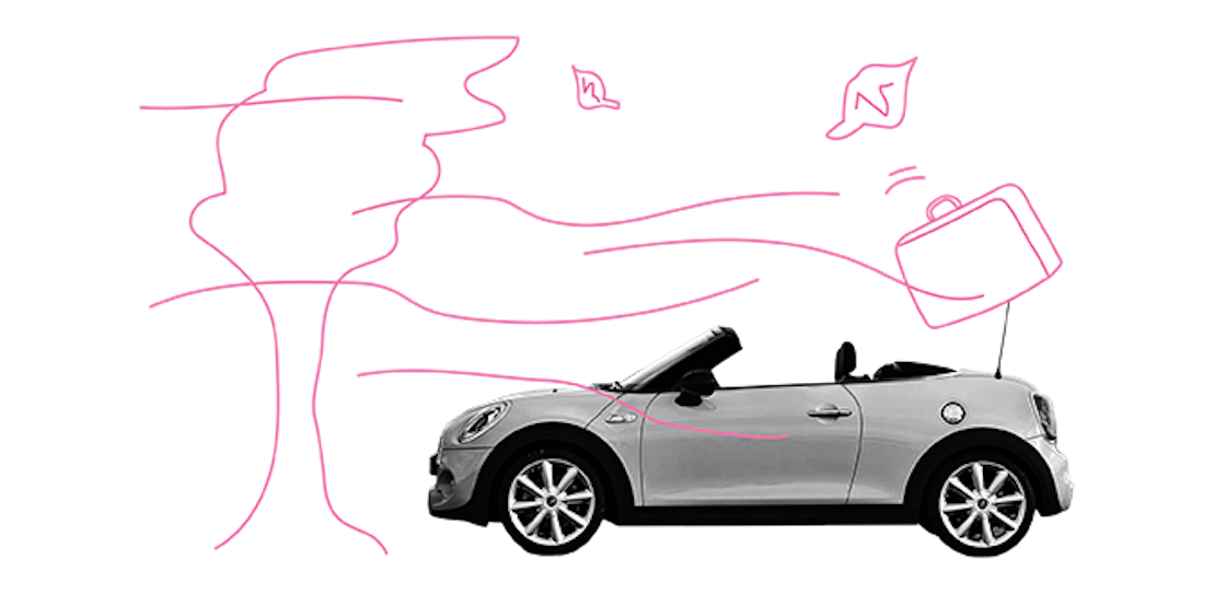 Auto fährt bei Sturm und es fliegen Dinge umher.