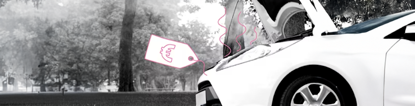 Ein weißes Auto mit rauchender Motorhaube und Preisschild daran