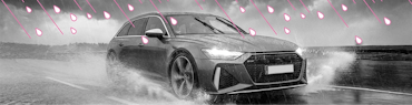 Auto fährt bei starkem Regen auf nasser Straße