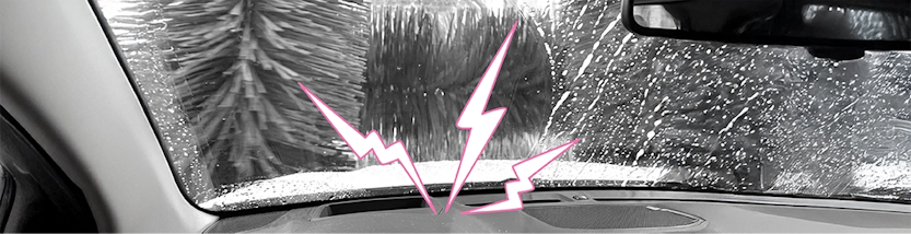 Elektroauto während der Autowäsche in einer Waschanlage