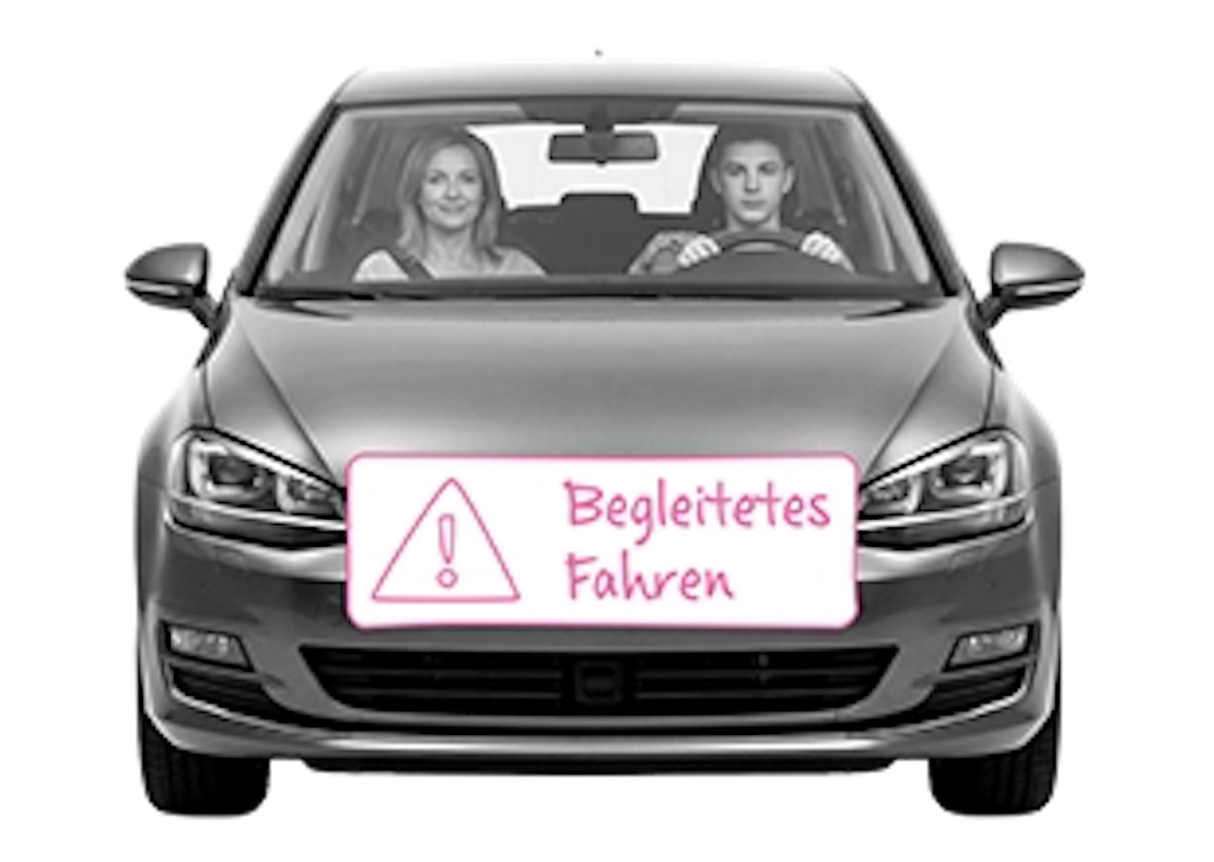 In einem Auto fahren ein 17-Jähriger und seine Begleitperson