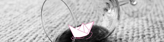 umgekipptes Glas Rotwein