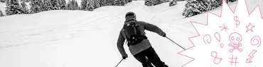 Ein Skifahrer ist unterwegs auf der Piste