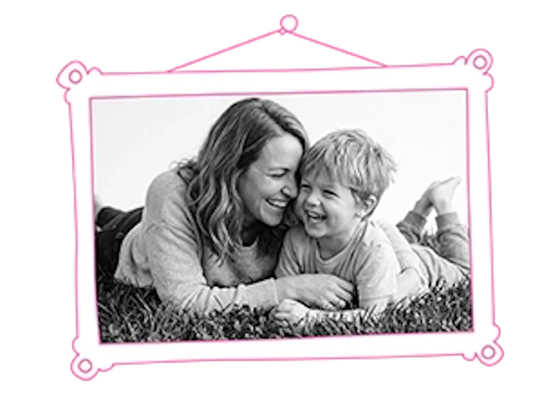 Foto von einer Mutter mit ihrem Sohn in einem Bilderrahmen