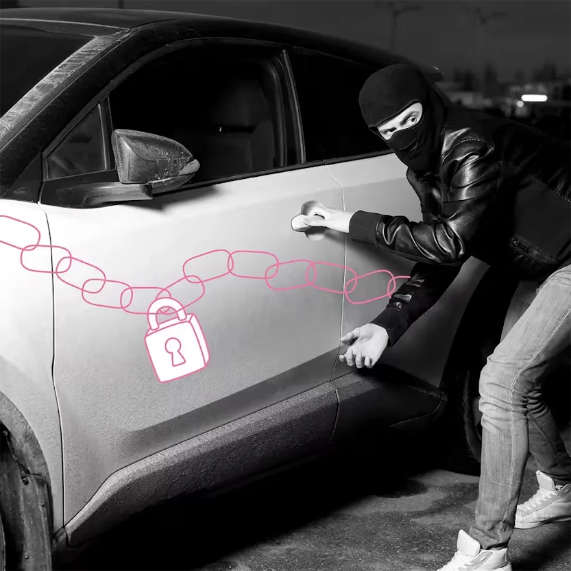 Maskierter Mann bricht in Auto ein
