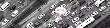 Ansicht einer Autobahn von oben mit viel Verkehr