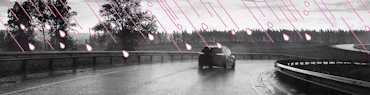 Auto bei starkem Regen auf nasse Straße.