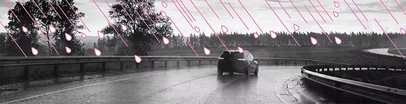 Auto bei starkem Regen auf nasse Straße.