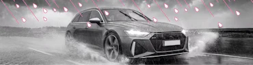 Auto fährt bei starkem Regen auf nasser Straße