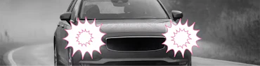 Ein Auto fährt auf einer Straße, Fokus auf die Autolichter