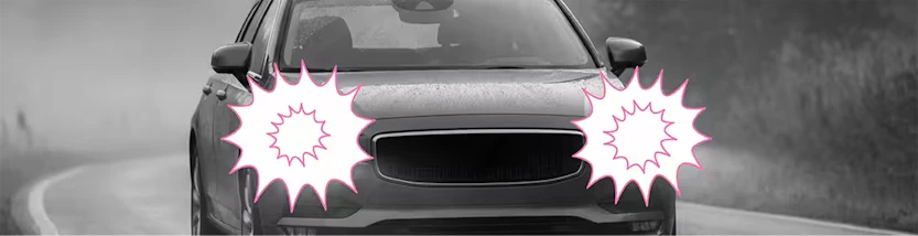 Ein Auto fährt auf einer Straße, Fokus auf die Autolichter